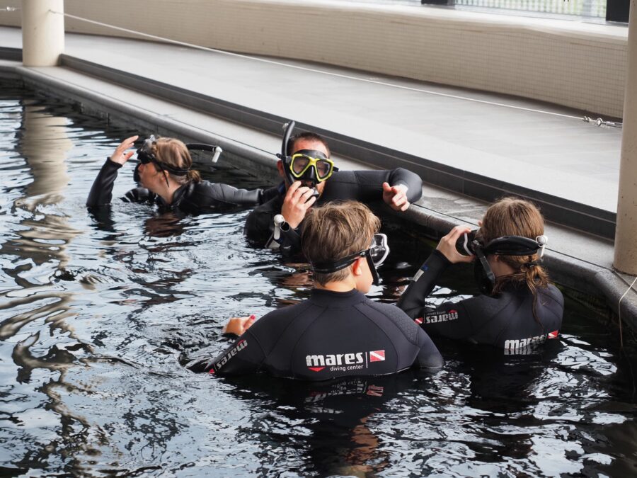 Groep deelnemers krijgt uitleg over snorkelen.